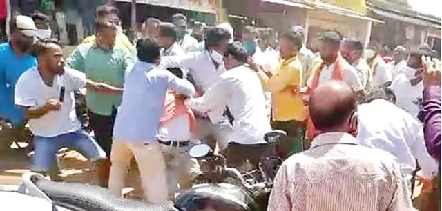 ମଝି ରାସ୍ତାରେ ବିଜେଡି-ବିଜେପି କର୍ମୀ ଧସ୍ତାଧସ୍ତି, ଥାନା ସମ୍ମୁଖରେ ଧାରଣା ଦେଲେ ବିଧାୟକ