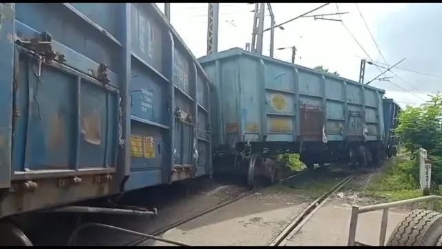 ପିପିଏଲ ସାର କାରଖାନା ମୁଖ୍ୟ ଫାଟକ ସମ୍ମୁଖରେ ୪ ଟି ଟ୍ରେନ ବଗି ଲାଇନଚ୍ୟୁତ