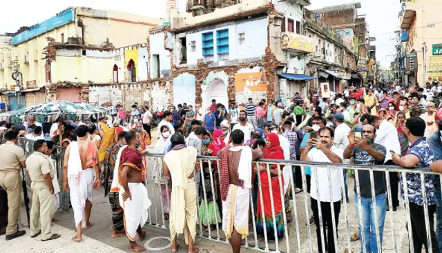 ରଥ ନିକଟରେ ଫଟୋ ଉଠାଇବାକୁ ଗହଳି