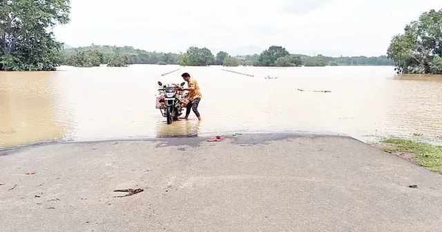 କାଲିମେଳା: ଅଟକି ରହିଛି ବହୁ ଦୂରଗାମୀ ଗାଡ଼ି, ନିଷ୍କାସନ ହୋଇପାରୁନି ବନ୍ୟାଜଳ