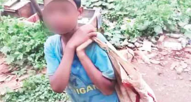 ଶିଶୁ କାନ୍ଧରେ ମଦ ବ୍ୟାଗର ବୋଝ ଘଟଣା, ଜିଲ୍ଲାପାଳଙ୍କ ତଦନ୍ତ ନିର୍ଦ୍ଦେଶ