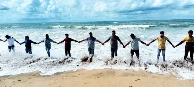 ତୈଳ ଦର ବୃଦ୍ଧି ପ୍ରତିବାଦରେ ସମୁଦ୍ର ଢ଼େଉରେ ମାନବ ଶୃଙ୍ଖଳ