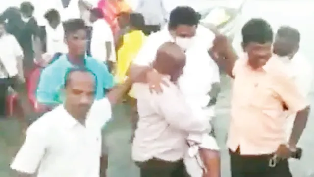 ବିବାଦରେ ତାମିଲନାଡ଼ୁ ମନ୍ତ୍ରୀ, ଧୀବରଙ୍କ କାନ୍ଧରେ ବସିବାର ଭିଡିଓ ଭାଇରାଲ୍‌