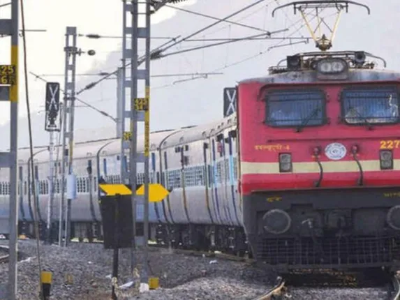 ସ୍ୱତନ୍ତ୍ର ଟ୍ରେନରେ ସିଜିନ ଟିକେଟ୍‌ର ପୁନଃ ପ୍ରଚଳନ