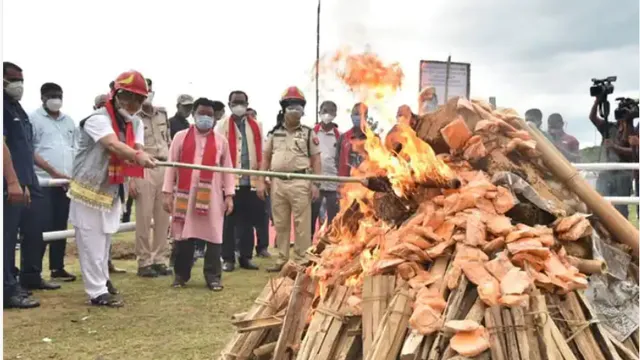 ୨ କୋଟି ଟଙ୍କାର ଡ୍ରଗ୍ସରେ ନିଆଁ ଲଗାଇଲେ ଆସାମ ମୁଖ୍ୟମନ୍ତ୍ରୀ