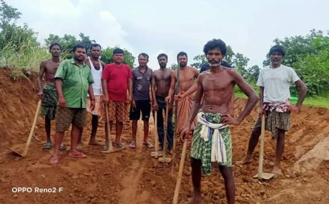 ବାରମ୍ବାର ଅଭିଯୋଗ ପରେ ବି ଶୁଣିଲେନି ପଞ୍ଚାୟତ କର୍ତ୍ତୃପକ୍ଷ, ଶ୍ରମଦାନ କରି ରାସ୍ତା ନିର୍ମାଣ କଲେ ଗ୍ରାମବାସୀ