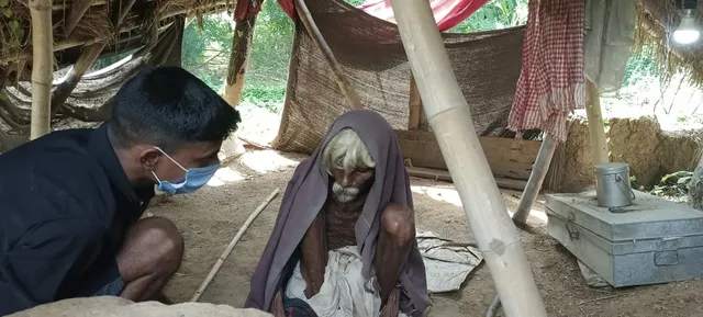 ପ୍ରଶାସନର ଅଣଦେଖା: ବୃଦ୍ଧ ଧର୍ମାନନ୍ଦଙ୍କୁ ସହଯୋଗର ହାତ ବଢ଼ାଇଲେ ପଡ଼ୋଶୀ ଗାଁର ପିଲା