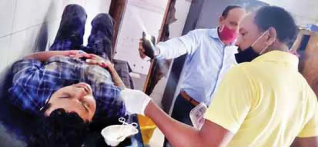 ସ୍ବାସ୍ଥ୍ୟକେନ୍ଦ୍ରରେ ଏମିତି ଚାଲିଛି ଚିକିତ୍ସା? ମୋବାଇଲ୍‌ ଆଲୁଅରେ ହେଉଛି ଡ୍ରେସିଂ