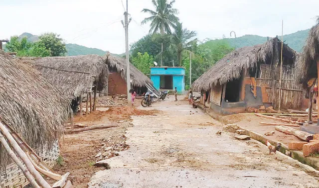 ରାସ୍ତା ପାଇଁ ଲୋକେ ହଟହଟା: ଠିକାଦାରଙ୍କ ପାଇଁ ଭୋବସର ଗାଁ ବାହ୍ୟ ଜଗତରୁ ବିଚ୍ଛିନ୍ନ