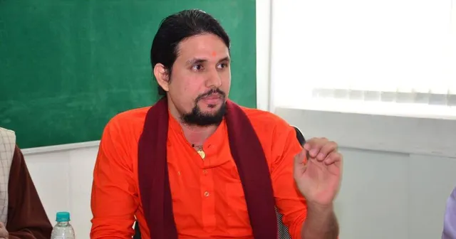 କୌଣସି ମହିଳାଙ୍କ ପିଠିକୁ ଥାପୁଡାଇବା ଅଶୋଭନୀୟ ଆଚରଣ କି? କିଛି ଏଭଳି କହି ଦିନେ ନିଜ ଶିଷ୍ୟଙ୍କର ସମର୍ଥନ କରିଥିଲେ ନରେନ୍ଦ୍ର ଗିରି