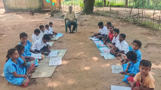 ଏ କି ପ୍ରକାର ଶିକ୍ଷାଦାନ! କୋଭିଡ ନିୟମ ଉଲ୍ଲଙ୍ଘନ କରି କୁନିକୁନି ପିଲାଙ୍କୁ ଦିଆ ଯାଉଛି ରାସ୍ତା ଉପରେ ଶିକ୍ଷାଦାନ 