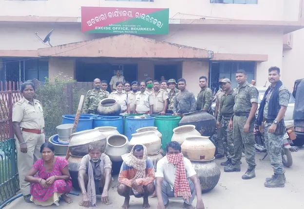 ୫୨୩ ଲିଟର ଦେଶୀ ମଦ ଜବତ: ୪ ଗିରଫ