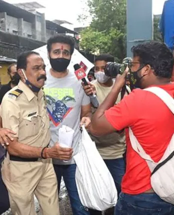 ଜେଲରୁ ବାହାରିବା ପରେ ରାଜ କୁନ୍ଦ୍ରା ସାମ୍ବାଦିକମାନଙ୍କ କୌଣସି ପ୍ରଶ୍ନର ଉତ୍ତର ରଖିଲେ ନାହିଁ