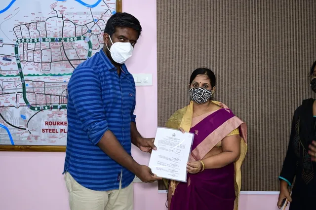 କନକ ଟିଭି କ୍ୟାମେରାମ୍ୟାନ୍‌ ସୁମନ୍ତଙ୍କ ପତ୍ନୀଙ୍କୁ ୧୫ ଲକ୍ଷ ଅନୁକମ୍ପା ରାଶି ପ୍ରଦାନ