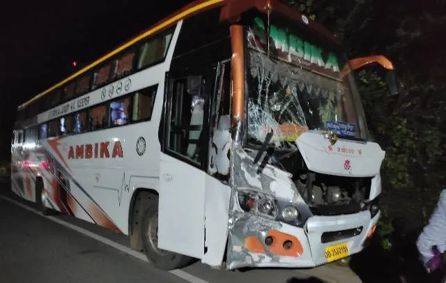 ସିରିଜ୍‌ ଦୁର୍ଘଟଣା: ବସ୍‌ ଚାଳକ ମୃତ, ୩ ଗୁରୁତର