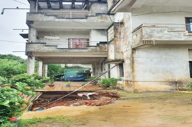 ପାଣି ସୁଅରେ ଭାସିଗଲା ୩ ମହଲା ଘରର ମୂଳଦୁଆ ମାଟି: ଭଡ଼ାଟିଆ ପଳାଇଲେ, ଘର ବାହା‌ରେ ଜଗି ରହିଲେ ପରିବାର