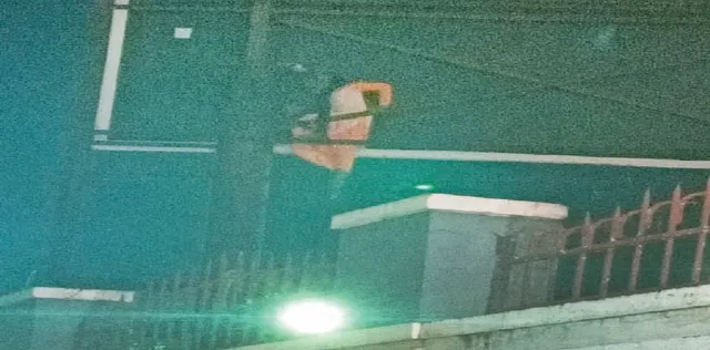 ହୋର୍ଡିଂ ଉପରେ ଚଢ଼ି ମହିଳାଙ୍କ ହଙ୍ଗାମା: ‘ଫାଣ୍ଡି ସାର୍ ମୋତେ ହଇରାଣ କରୁଛନ୍ତି’