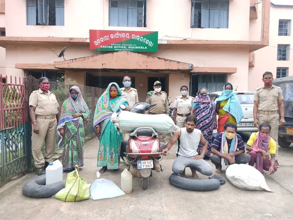 ଅବକାରୀ ଚଢ଼ଉ: ୭ ଗିରଫ, ୨୬୯ ଲିଟର ଦେଶୀ ମଦ ସହ ସ୍କୁଟି ଜବତ