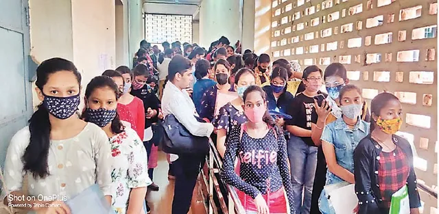 ଏମିତି ପାଳନ ହେଉଛି କୋଭିଡ୍‌ କଟକଣା: ଠେଲାପେଲାରେ ଯୁକ୍ତ୨ ନାମଲେଖା