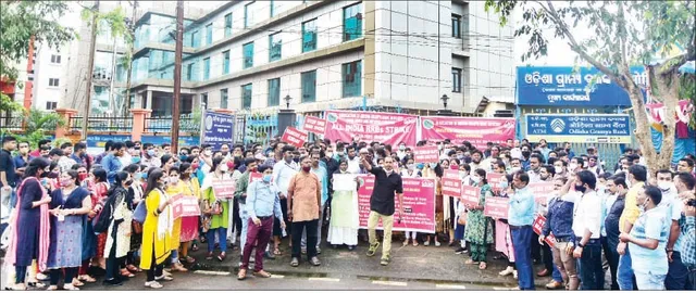 ଅଧ୍ୟକ୍ଷ ଓ ଜେନେରାଲ ମ୍ୟାନେଜର୍‌ଙ୍କ ଇସ୍ତଫା ଦାବି: ଓଡ଼ିଶା ଗ୍ରାମ୍ୟବ୍ୟାଙ୍କ ମୁଖ୍ୟ କାର୍ଯ୍ୟାଳୟ ଆଗରେ ଧାରଣା