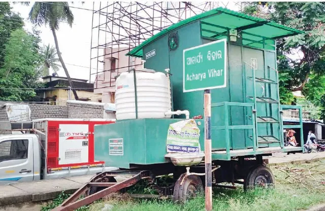 ଅଚଳ ହୋଇ ପଡ଼ି ରହିଛି ଭ୍ରାମ୍ୟମାଣ ଶୌଚାଳୟ: ହିନସ୍ତା ହେଉଛନ୍ତି ଟ୍ରାଫିକ କର୍ମଚାରୀ