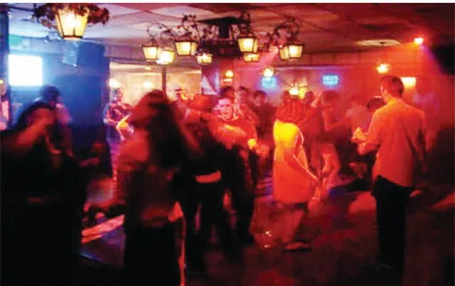 ବାର୍‌ରେ ଜମୁଛି ନାଚ, ଚାଲୁଛି ପବ୍: କୋଭିଡ୍ କଟକଣାକୁ ଫୁଃ, ଆସୁଛନ୍ତି ବଙ୍ଗୀୟ ଯୁବତୀ, ଗୋଟିଏକୁ ବି ମିଳିନି ଲାଇସେନ୍ସ