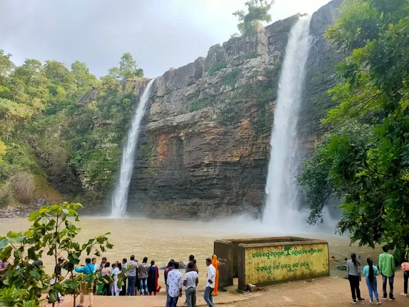 ୪୬ ଘଣ୍ଟା ପରେ ଗୋଧସ ଜଳପ୍ରପାତରୁ ଉଦ୍ଧାର ହେଲା ନିଖୋଜ ପ୍ରେମୀଯୁଗଳଙ୍କ ମୃତଦେହ
