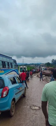 ବର୍ଷାରେ ନବନିର୍ମିତ ଉମୁରୀ କଲଭର୍ଟରେ ପାଣି ଚାଲିଲା: ୪ଘଣ୍ଟା ଧରି ଏନଏଚ ୨୬ରେ ଜାମ୍, ୩ଟି ଆମ୍ବୁଲାନସ୍ ଫସିଲା