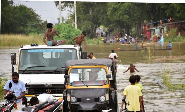 ମାଳତୀ ପୋଲ ଉପରେ ୪ ଫୁଟ୍ ପାଣି, ସମ୍ବଲପୁର-ସୋନପୁର ଯୋଗାଯୋଗ ବିଛିନ୍ନ