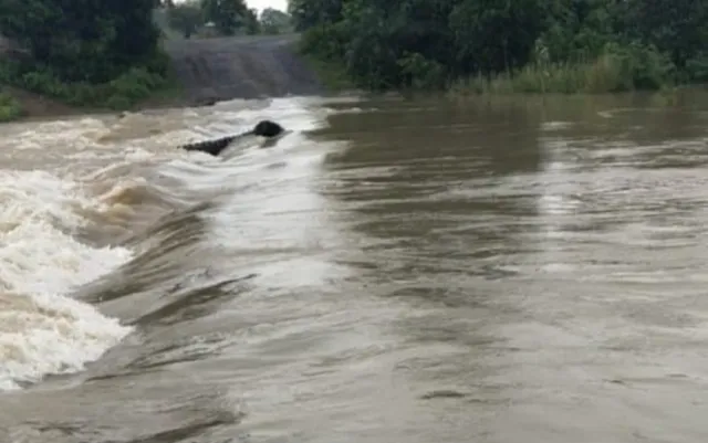 ଝିମେଇ ଯୋର ଅସ୍ଥାୟୀ ପୋଲ ଉପରେ ୫ ଫୁଟ ପାଣି; ଗୁନ୍ଦୁଳିଆ-ବାଉଁଶୁଣି ଯୋଗାଯୋଗ ବିଚ୍ଛିନ୍ନ, ବାଇକ୍ ଭାସିଗଲା