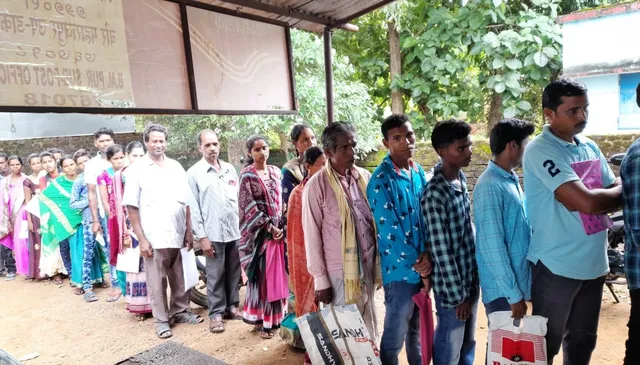 ଆଧାର କାର୍ଡ ପାଇଁ ଲମ୍ବା ଧାଡ଼ି