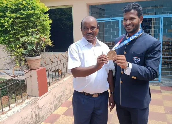 ୩୦ ଅନ୍ତର୍ଜାତୀୟ ଖେଳାଳିଙ୍କ ପ୍ରଶିକ୍ଷକ ହକି ଗୁରୁ ବିଜୟ ଲାକ୍ରା, ଅଲିମ୍ପିଆନ ଅମିତ ରୋହିଦାସ ବି ପ୍ରଶିକ୍ଷିତ ହୋଇଥିଲେ