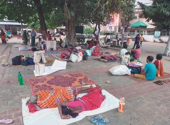 ଆଚାର୍ଯ୍ୟ ହରିହର କର୍କଟ କେନ୍ଦ୍ରର କରୁଣ ଦୃଶ୍ୟ: ଗଛମୂଳେ ରୋଗୀଙ୍କ ସମ୍ପର୍କୀୟ, ଆହାର ପାଇଁ ଇଟା ଓ ଟିଫିନ୍‌ ଥୋଇ ଲାଇନ୍‌