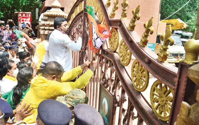 ତାତିଲେ ବିରୋଧୀ, ବିଏମ୍‌ସି ଉପରେ ବର୍ଷିଲେ