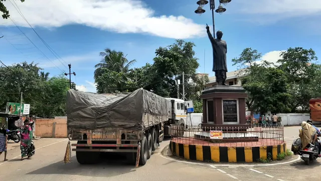 ଭାରୀଯାନ ଉପରେ ନାହିଁ ନିୟନ୍ତ୍ରଣ, ସହରରେ ଅବାଧ ପ୍ରବେଶ ସାଙ୍ଗକୁ ରାଜପଥ କଡରେ ଅବାଧ ପାର୍କିଂ