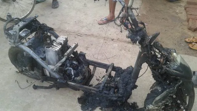 ବ୍ୟାଟେରି ବିସ୍ଫୋରଣ ହେବାରୁ ଗାଡ଼ି ଜଳିଗଲା