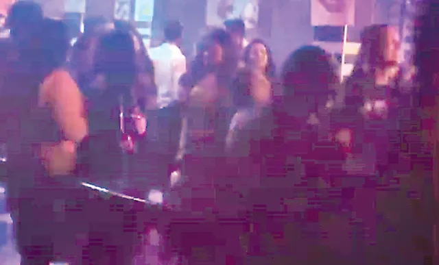 ବାର୍‌ରେ କୋଭିଡ୍ କଟକଣାକୁ ଫୁ’: ରାତି ବଢ଼ିଲେ ତାତି ବଢ଼ୁଛି