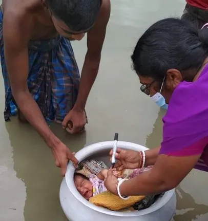 ବନ୍ୟା ପାଣିରେ ହାଣ୍ଡି ଭିତରେ ଶୁଆଇ ନବଜାତ ଶିଶୁକୁ ସ୍ୱାସ୍ଥ୍ୟକର୍ମୀ ଦେଉଛନ୍ତି ପୋଲିଓ
