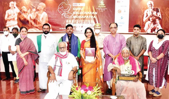 ‌ଶେଷ ସଂଧ୍ୟାରେ ମନ ମୋହିଲା ଓଡ଼ିଶୀ ନୃତ୍ୟ: ବିନୋଦିନୀ ଦେବୀଙ୍କୁ ‘ଗୁରୁ କେଳୁଚରଣ ମହାପାତ୍ର ସମ୍ମାନ’