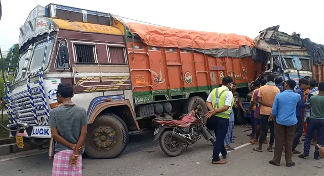 ଆଗରେ ଚାଲିଥିବା ଟ୍ରକ୍‌କୁ ପଛରୁ ଧକ୍କା ଦେଲା ଅନ୍ୟ ଏକ ଟ୍ରକ୍; ଚାପି ହୋଇ ଡ୍ରାଇଭର୍‌ ମୃତ