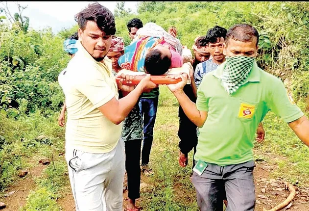 ଜନନୀ ଯନ୍ତ୍ରଣା: ଗର୍ଭବତୀଙ୍କୁ ଷ୍ଟ୍ରେଚର୍‌ରେ ୩ କିଲୋମିଟର ବୋହିଲେ ଫାର୍ମାସିଷ୍ଟ୍ 