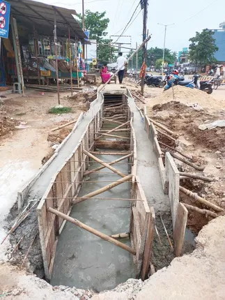 ବିଦ୍ୟୁତ ଓ ପୂର୍ତ୍ତ ବିଭାଗର ଦୋଷ ଠେଲାଠେଲି, ରାସ୍ତା ତଳେ ୧୧କେଭି କେବୁଲ୍, ଉପରେ ଡ୍ରେନ୍‌ ଖୋଳୁଛି ପୂର୍ତ୍ତ ବିଭାଗ