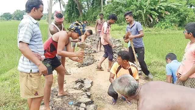 ଶୁଣିଲାନି ପ୍ରଶାସନ, ରାସ୍ତା ମରାମତି କାମ ହାତକୁ ନେଲେ ଗ୍ରାମବାସୀ