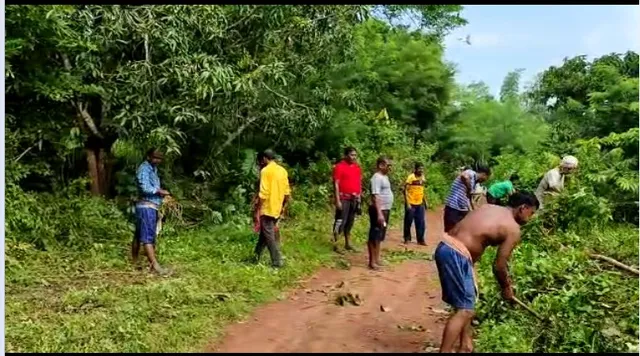 ଯୁବକ ଏକଯୁଟ ହେଲେ, ଗାଁ ରାସ୍ତା ସଫା କଲେ