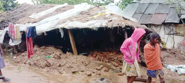 କେନ୍ଦ୍ରାପଡ଼ାରେ ବର୍ଷା ବିଭୀଷିକା ନେଲାଣି ତିନି ଜୀବନ; ଆବାସ କାହା ପାଇଁ?