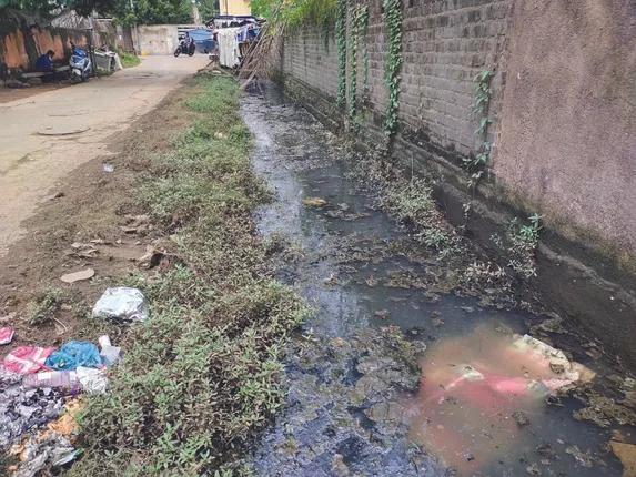 ଶୋଚନୀୟ ସ୍ଥିତିରେ ଖପୁରିଆ ଶିଳ୍ପାଞ୍ଚଳ, ନର୍ଦ୍ଦମା ପାଣି ପଶିବାରୁ ବନ୍ଦ ପଡୁଛି କାରଖାନା