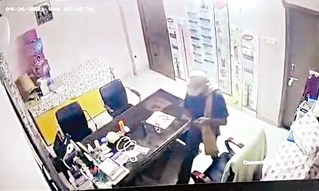 ‌ଚୋର, ଲୁଟେରାଙ୍କ କବ୍‌ଜାରେ ରାଜଧାନୀ: ଗ୍ରିଲ୍‌ ତାଡ଼ି କ୍ଲିନିକ୍‌ରୁ ୨ ଲକ୍ଷ ଟଙ୍କା ଲୁଟ୍‌, ସିସିଟିଭି ଫୁଟେଜ୍ ଧରି ଚୁପ୍ ବସିଛି ପୁଲିସ