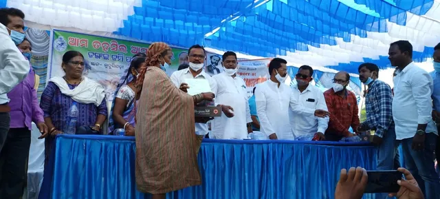 ବଣ୍ଡାଙ୍କୁ ଜଂଗଲ ଜମି ପଟ୍ଟା ଏବଂ ସ୍ବଚ୍ଛତା କିଟ୍ ପ୍ରଦାନ