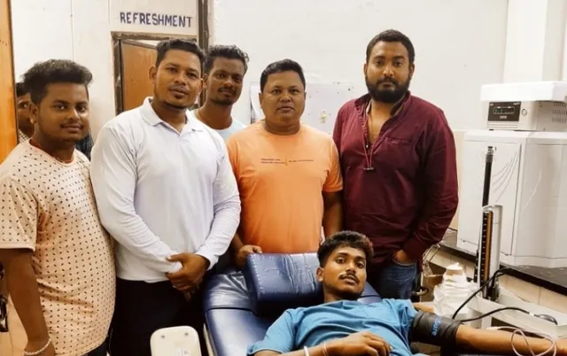 ରକ୍ତଦେଇ ମହିଳାଙ୍କ ଜୀବନ ବଞ୍ଚାଇଲେ ସାପ ଧରାଳି ଯୁବକ