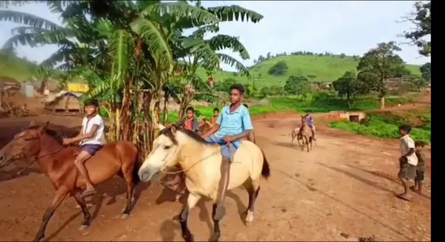 ସ୍ବାଭିମାନ ଅଂଚଳରେ ପିଲାଙ୍କ ଘୋଡାଦୌଡ ପ୍ରତିଯୋଗିତା